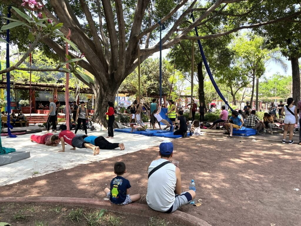 Impression Guadalajara: Sonntagsspass mit Tuchakrobatik