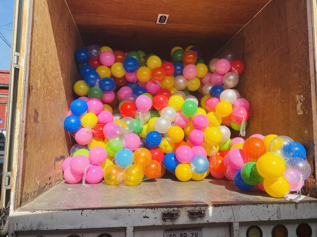 Impression Tlaquepaque: LkW mit Luftballons
