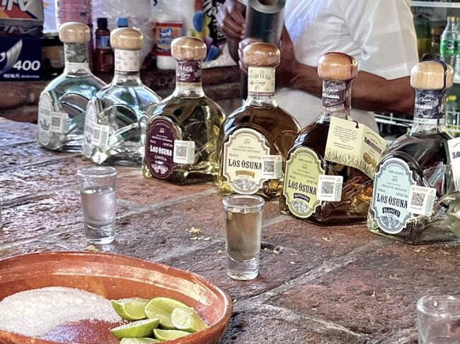 Mezcal der Marke „Los Osuna“ in verschiedenen Reifegraden