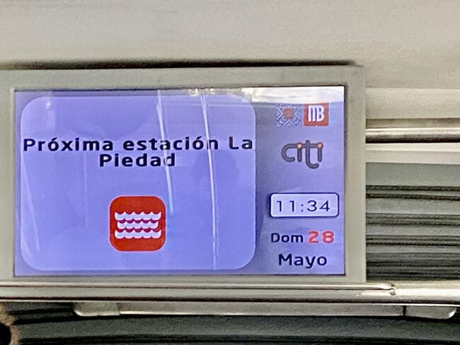 Stationsanzeige im Metrobus in Mexico City