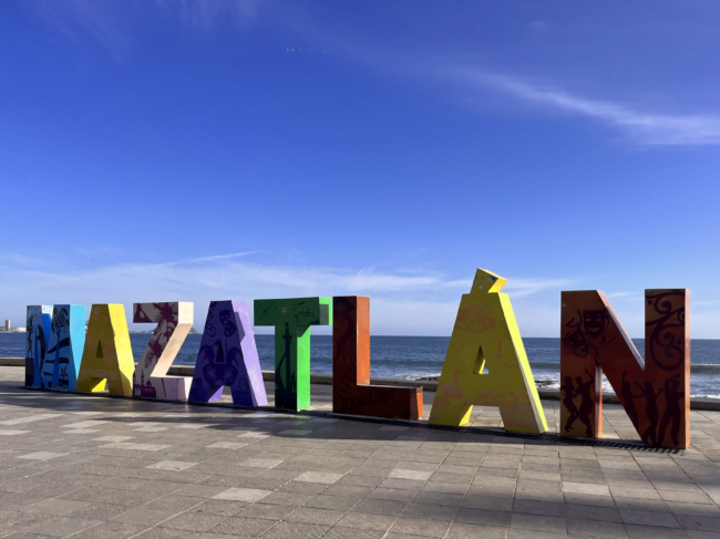 Mazatlan Schriftzug am nördlichen Ende des Playa Norte. Übergang zu Zona Dorada